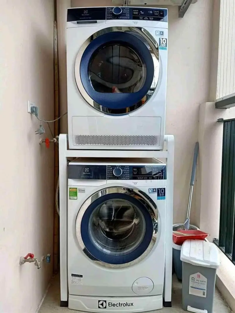 Giải pháp lắp đặt máy giặt lồng ngang và máy sấy bơm nhiệt xếp chồng sử dụng ngàm nối giúp tối ưu diện tích logia chung cư tại Hà Nội.