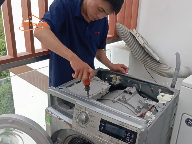 Kỹ thuật viên sửa máy giặt tại Hà Nội của Minh Dương Fix dùng đồng hồ điện tử kiểm tra thông số bo mạch Inverter.