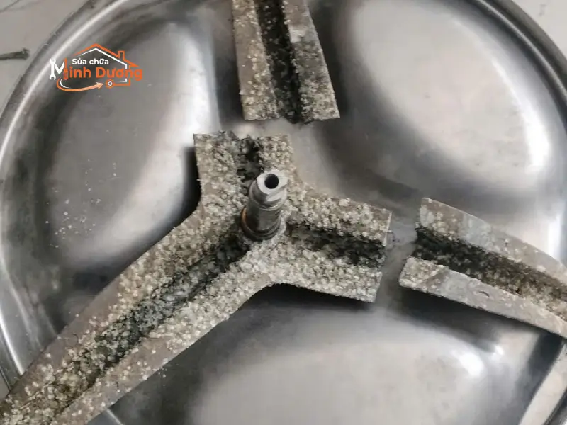 Lồng Inox máy giặt cửa trước bị gãy trục chạc ba và rỉ sét nặng do thói quen giặt chăn mền quá tải lâu ngày.