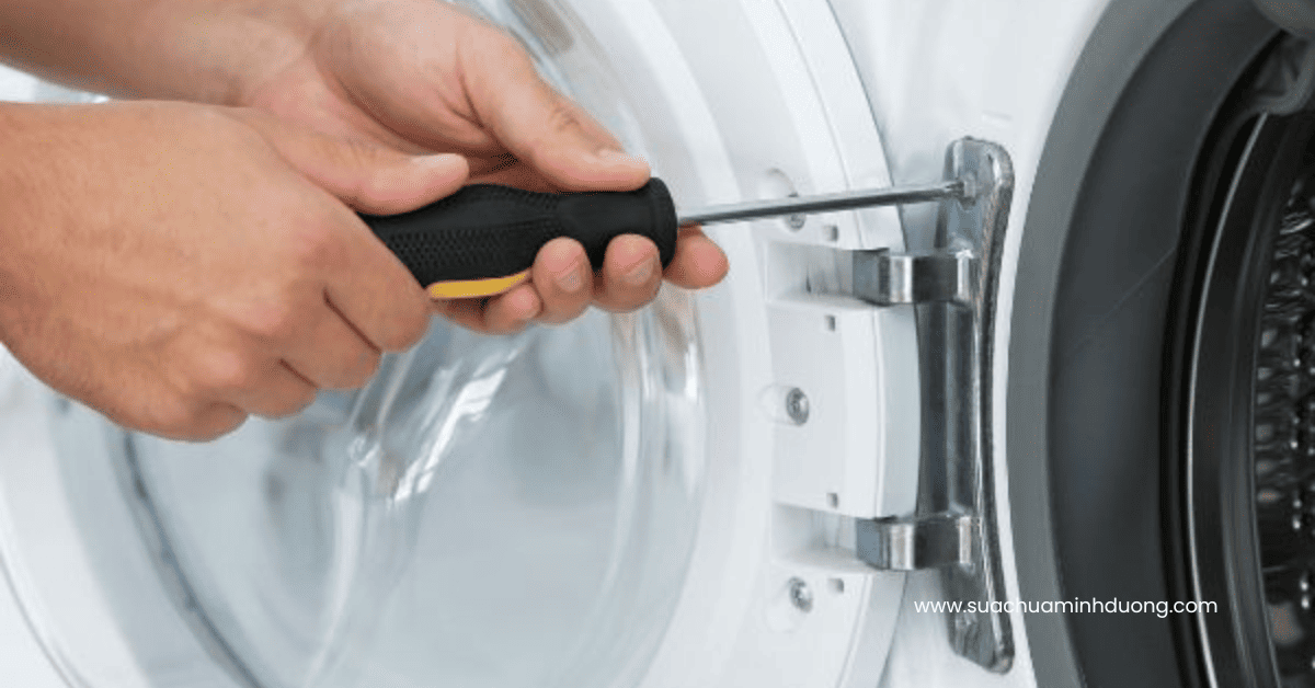 Thợ sửa máy giặt chuyên nghiệp kiểm tra board mạch