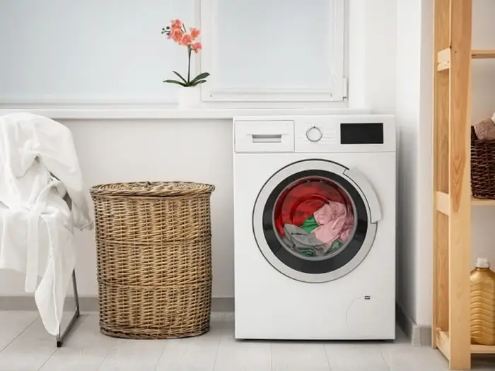 Thợ Sửa Chữa Minh Dương đang lắp đặt và cân chỉnh máy giặt tại nhà khách hàng