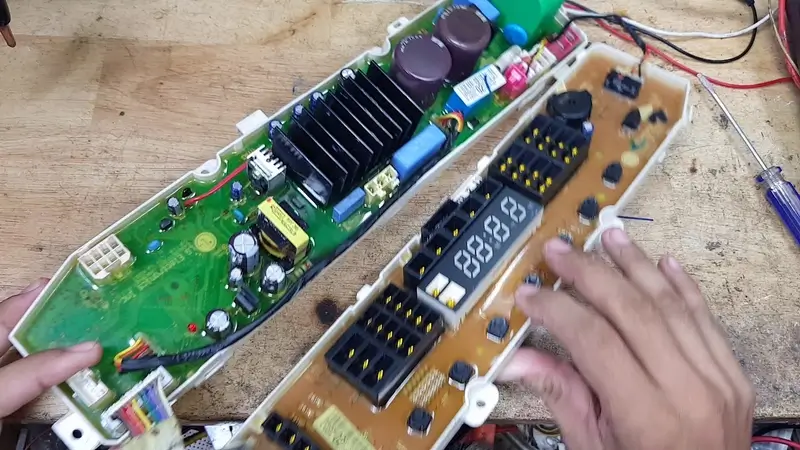 Thợ điện tử Minh Dương đang kiểm tra bo mạch máy giặt