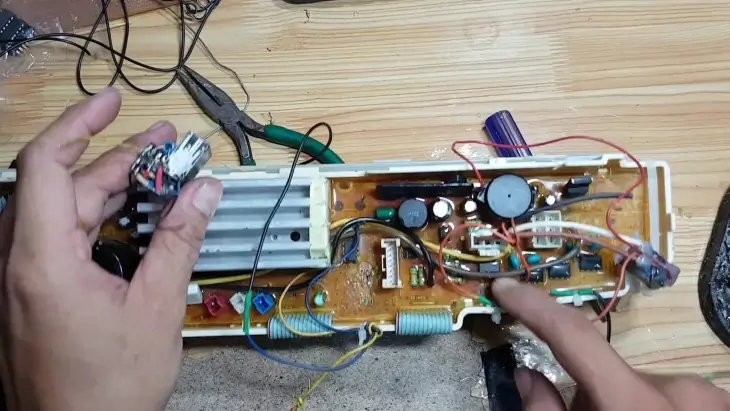 Kỹ thuật viên sửa bo mạch máy giặt