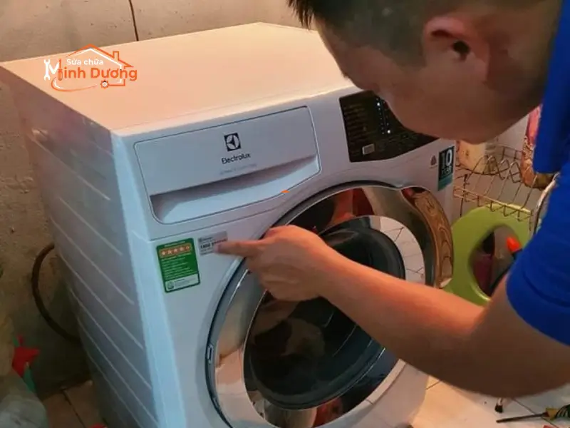 Thợ báo giá linh kiện sửa máy giặt Electrolux minh bạch trước khi làm