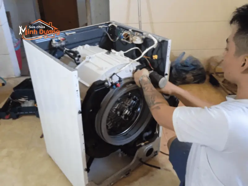 Thợ Minh Dương Fix báo giá sửa máy giặt LG minh bạch và chạy test bàn giao