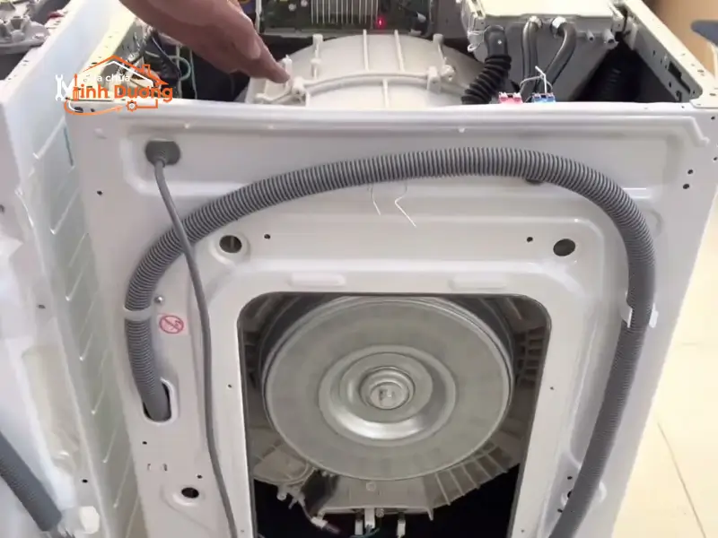 Kỹ thuật viên tháo lắp và kiểm tra động cơ truyền động trực tiếp Direct Drive của máy giặt LG