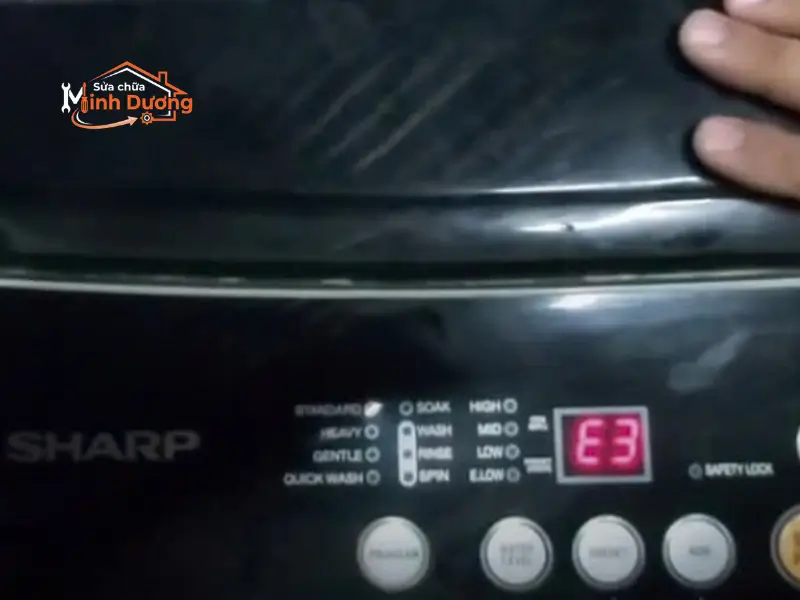 Khắc phục lỗi E3 máy giặt Sharp không xả nước