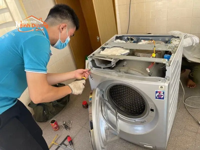 Thợ kỹ thuật Minh Dương Fix đang sửa máy giặt tại Hà Đông hỏa tốc cho khách hàng.