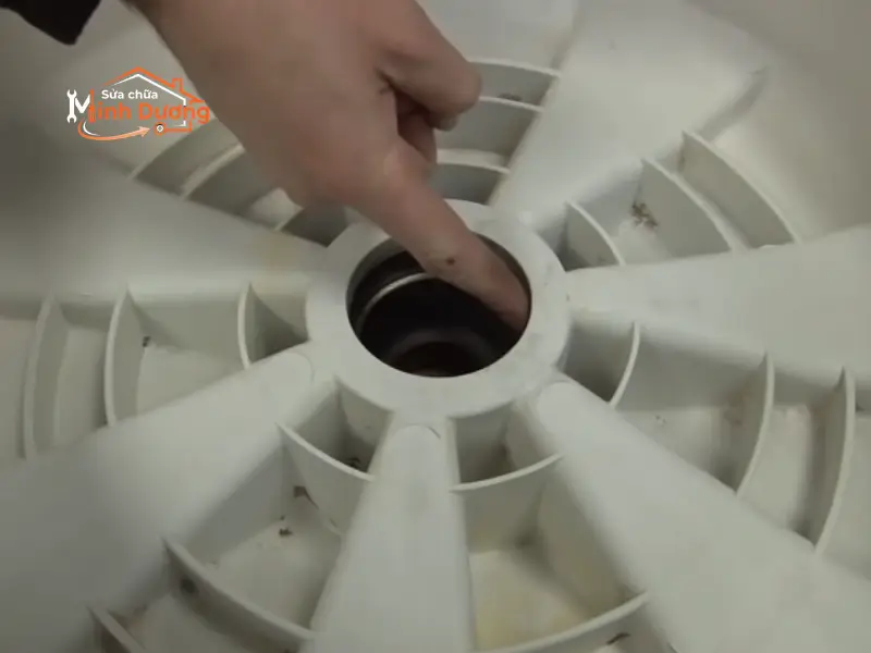 Thợ sửa máy giặt tại Kiến Hưng thay cụm bi phớt lồng ngang để máy chạy êm.