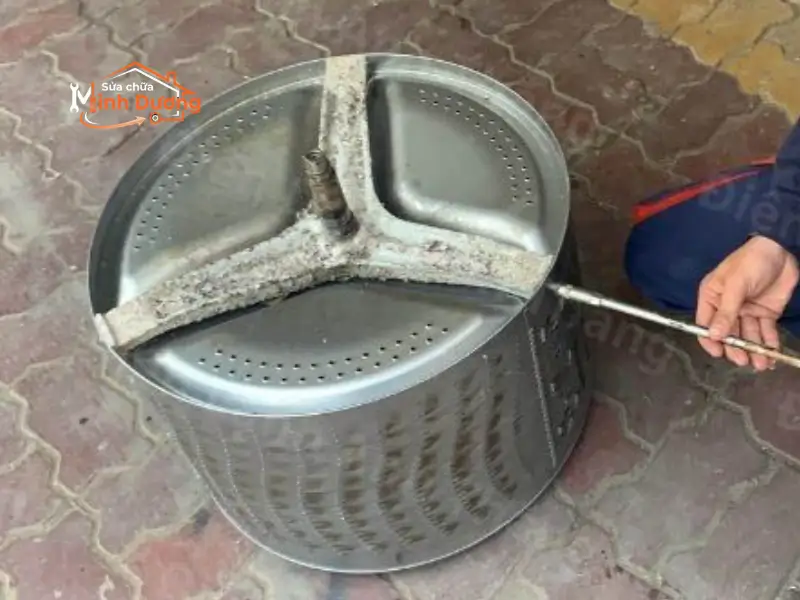 Rã bệ lồng, thay thế chạc ba đúc và ép cụm bi phớt SKF xử lý triệt để tiếng ồn máy giặt Samsung.