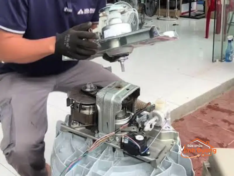 Thay hộp số ly hợp máy giặt Aqua chống rung lắc