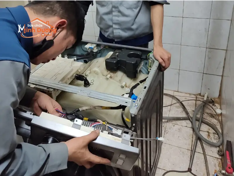 Thợ kỹ thuật Minh Dương Fix đang sửa lỗi EHO máy giặt Electrolux cửa ngang tại Hà Đông cho khách hàng.