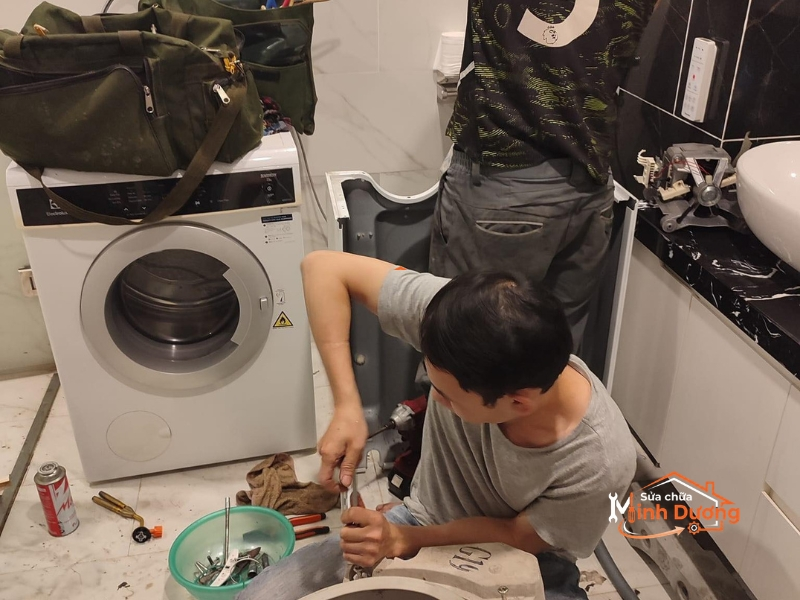 Đội thợ sửa máy giặt phường Thanh Xuân chuẩn bị di chuyển
