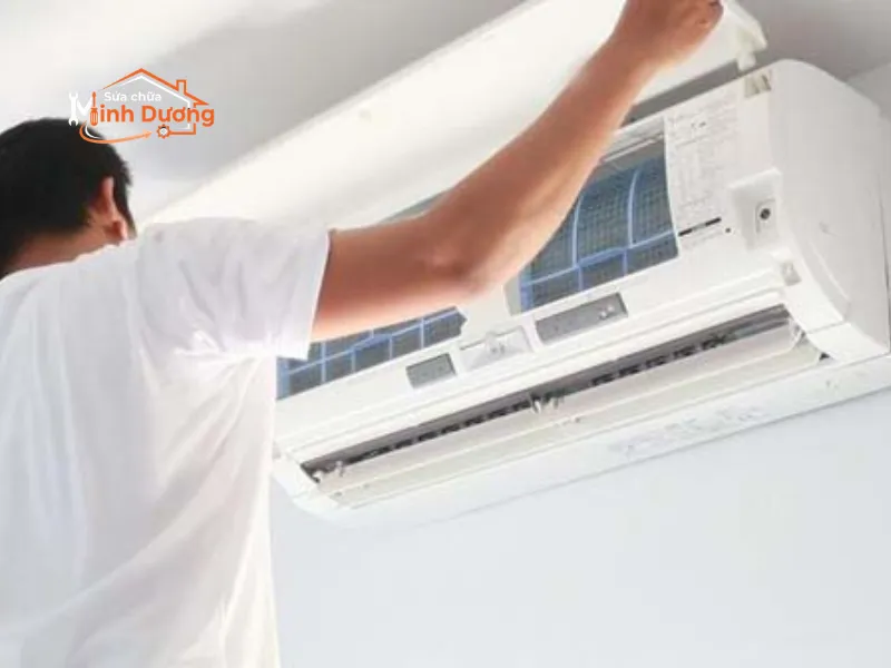 Thợ cứng tay nghề kẹp Ampe kìm rà soát chính xác mức độ chập cháy trước khi thông báo chi phí thay thế.