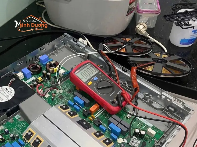 Thợ sửa bếp từ phường Ba Đình đang đo đạc thông số vi mạch điện tử