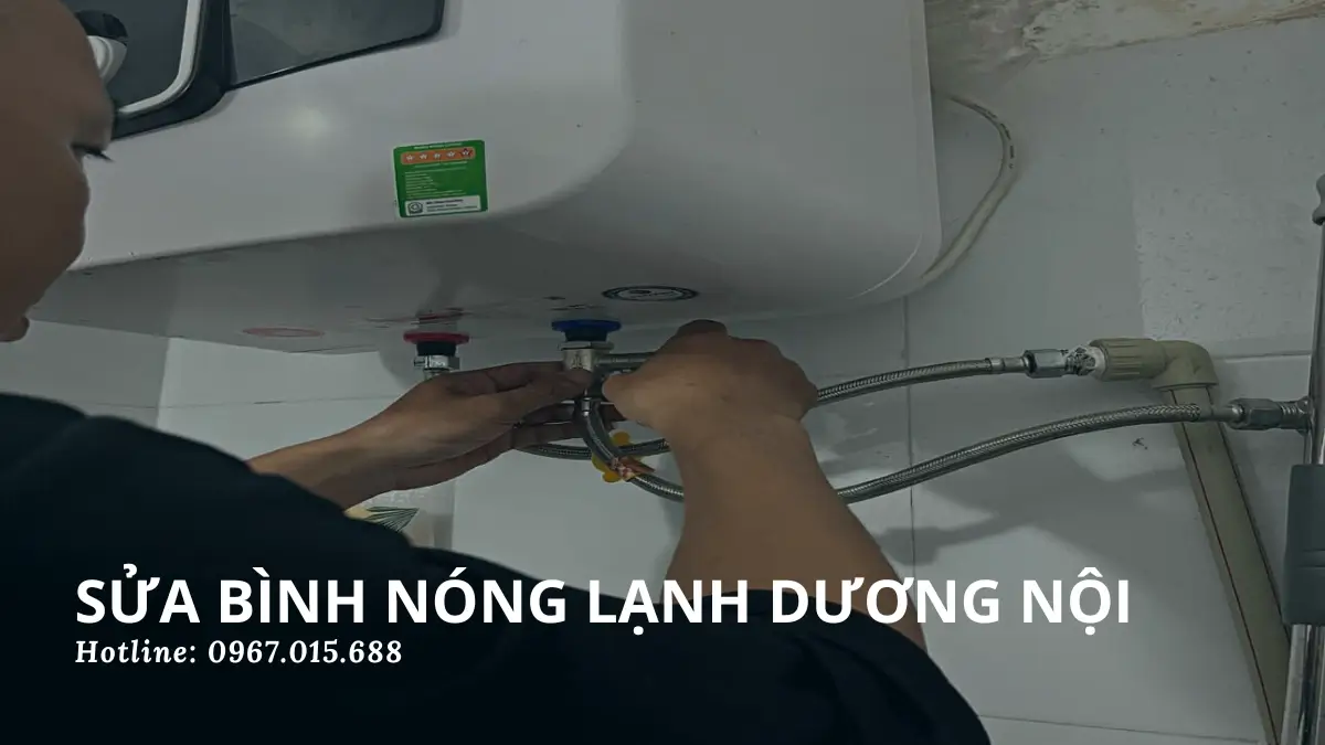 Kỹ thuật viên Minh Dương Fix đang trực tiếp kiểm tra dây chống giật ELCB và thay sợi đốt bình nóng lạnh Ariston đời mới cho khách hàng tại biệt thự Geleximco phường Dương Nội