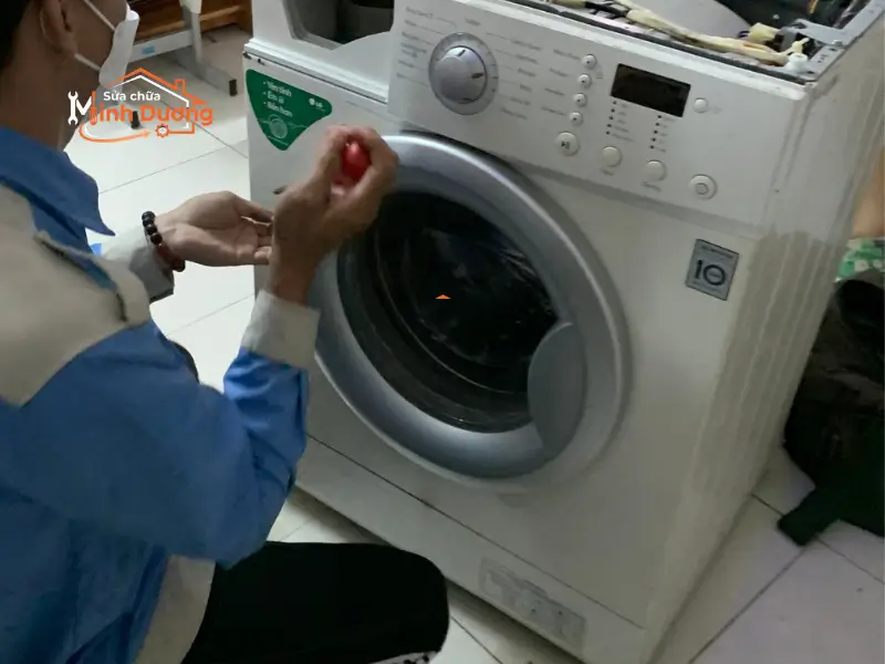Thợ sửa máy giặt đo điện trở van cấp nước điện từ tại Hoàn Kiếm