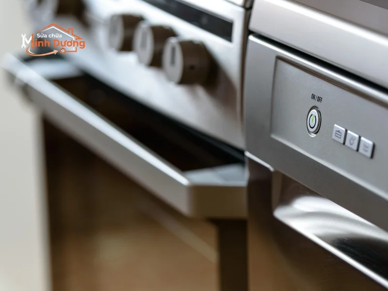 Kỹ thuật viên xử lý dứt điểm tình trạng máy rửa bát rò rỉ nước