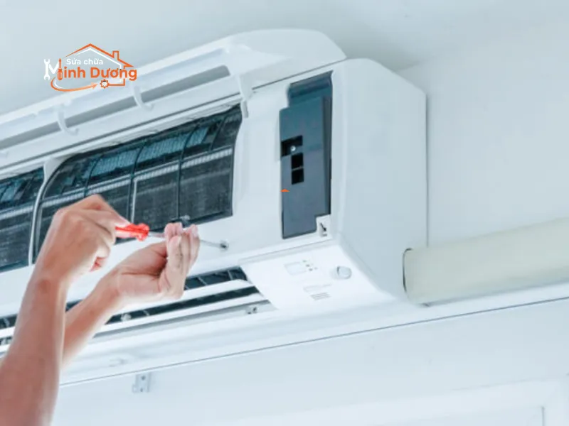 Quá trình vặn chặt mớ ốc lỏng và chêm thêm cao su đàn hồi giúp cỗ máy tản nhiệt vận hành tĩnh lặng hơn.