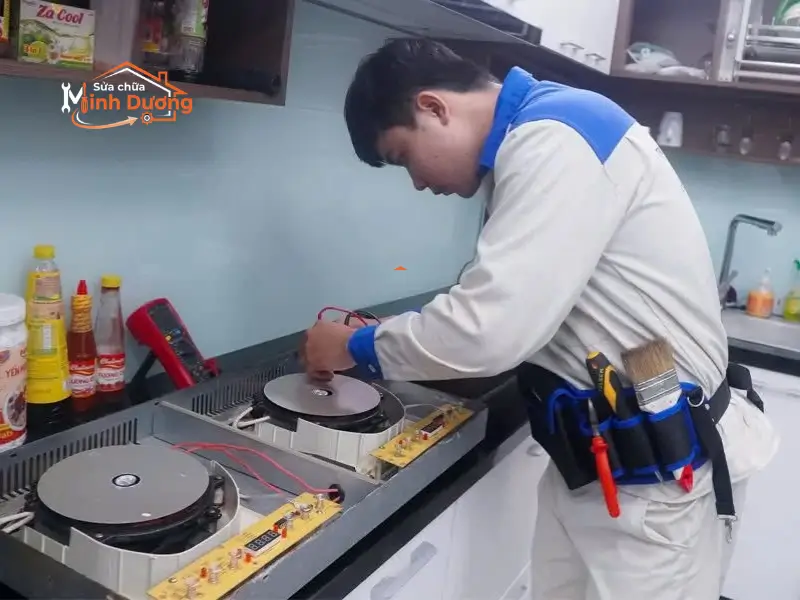 Đội thợ cơ động sửa bếp từ ở Hoàng Mai di chuyển qua khu vực Linh Đàm