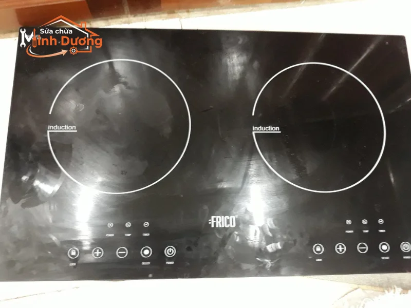 Kỹ thuật viên sửa bếp từ tại thanh xuân chạy xe máy qua đường Nguyễn Trãi để đến nhà khách đúng giờ hẹn