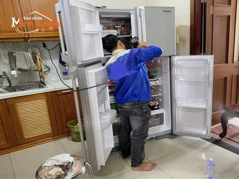 Thợ sửa tủ lạnh Hà Đông chuẩn bị thùng đồ nghề di chuyển bằng xe máy đến nhà khách hàng