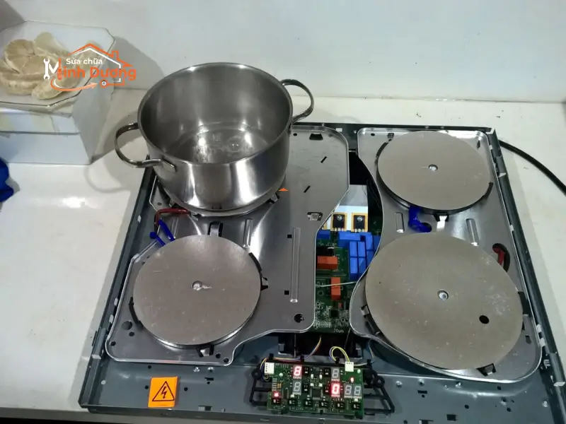 Kỹ thuật viên giải mã lỗi hiển thị trên màn hình bếp từ tại Kim Liên