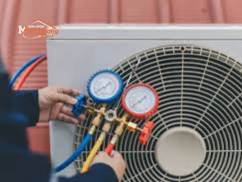 Quá trình kết nối thiết bị chuyên dụng rút sạch không khí nhằm đảm bảo môi chất mới phát huy tối đa công năng.
