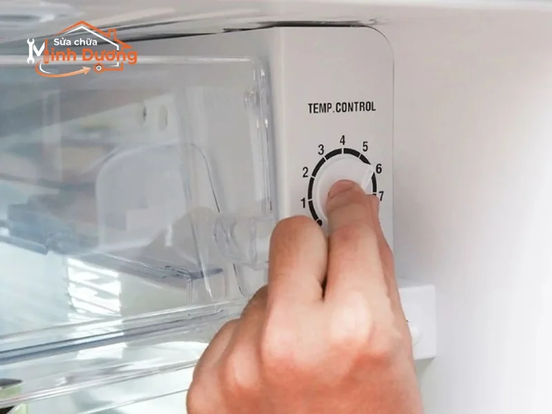Chuyên gia sửa tủ lạnh từ liêm hướng dẫn khách hàng mở khóa Child Lock an toàn trên dòng Hitachi