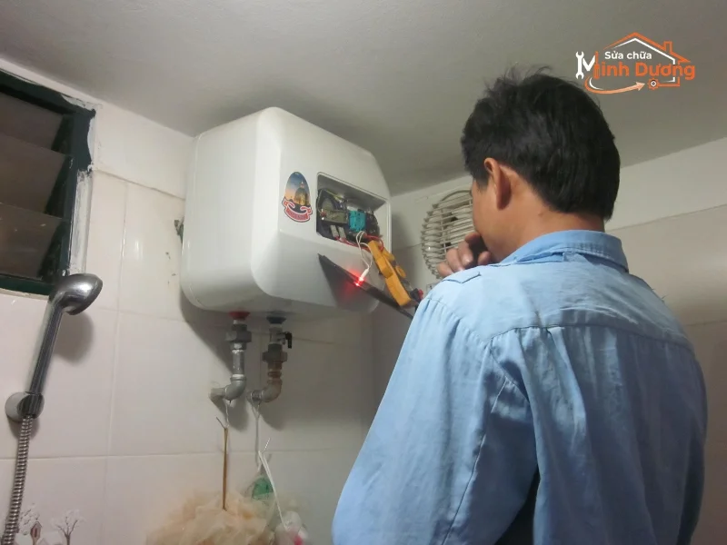 Thợ luôn kiểm tra an toàn điện trước khi tháo lắp bình nóng lạnh