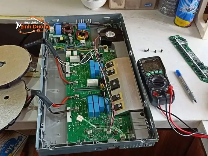 Kỹ thuật viên kiểm tra mã lỗi hiển thị trên bảng điều khiển tại Kiến Hưng