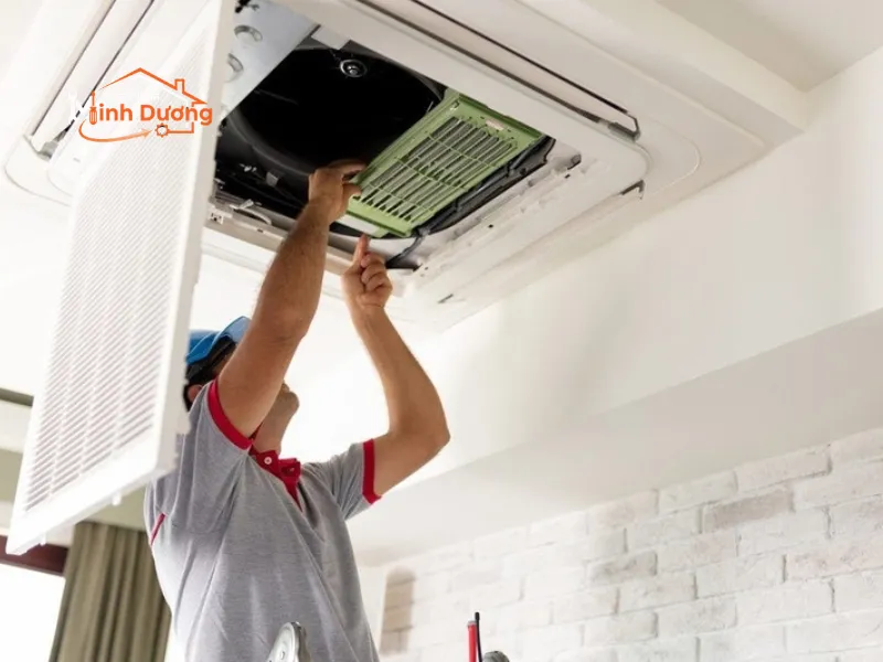 Các thành viên tổ kỹ thuật tiến hành bàn giao linh kiện dự phòng cho nhau, đẩy nhanh tiến độ hoàn thành công việc tại nhà khách hàng.