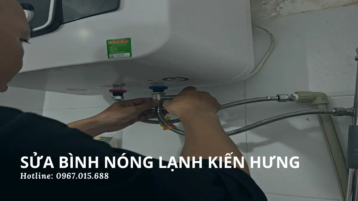 Kỹ thuật viên Minh Dương Fix đang kiểm tra rò điện và sục rửa bình nóng lạnh Ferroli cho khách hàng tại chung cư Mipec City View phường Kiến Hưng Hà Đông