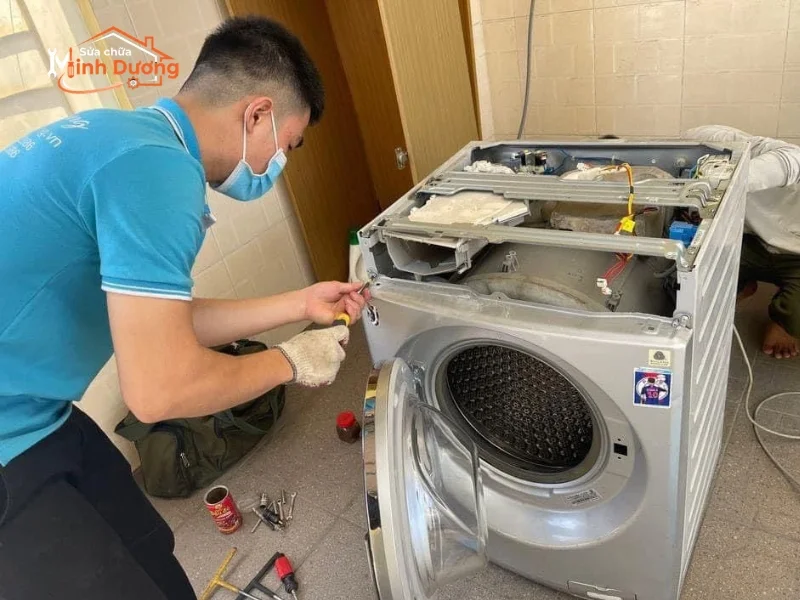 Thợ sửa máy giặt phường Từ Liêm đang đo đạc bảng mạch điện tử
