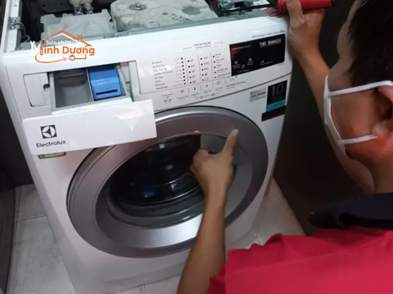 Thợ sửa máy giặt phường Yên Sở đang đo đạc hệ thống vi mạch điện tử