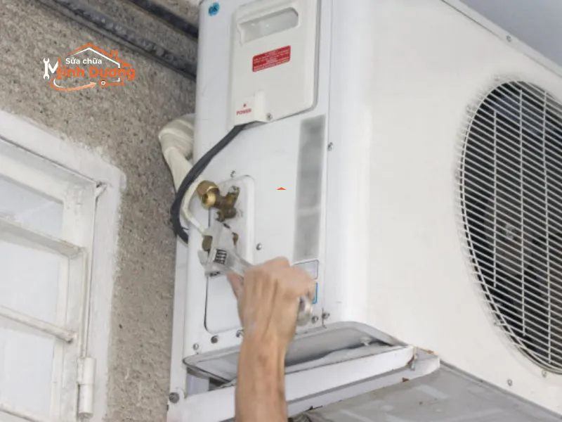 Thao tác gia cố ốc vít và kê thêm núm chịu lực ngoài ban công để cỗ máy chạy êm ái hơn.