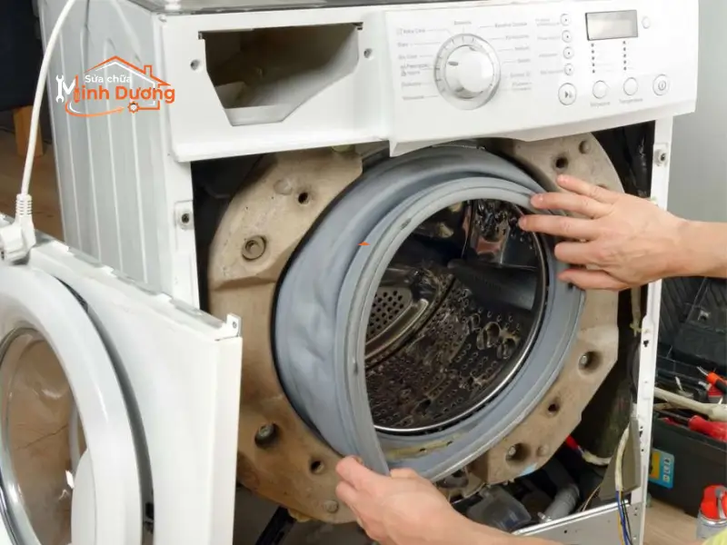 Đội thợ sửa máy giặt tại Phú Thượng di chuyển bằng xe máy
