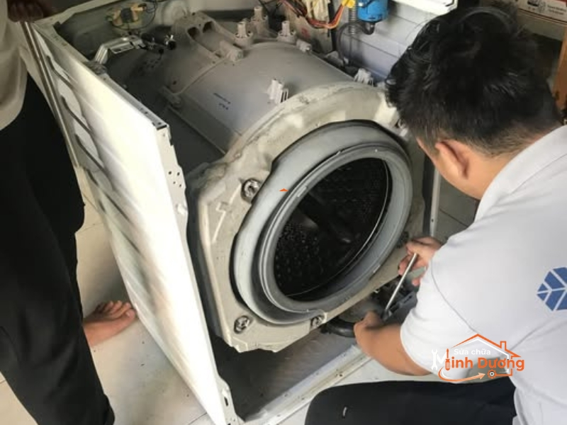 Đội thợ sửa máy giặt phường Từ Liêm chuẩn bị đồ nghề di chuyển