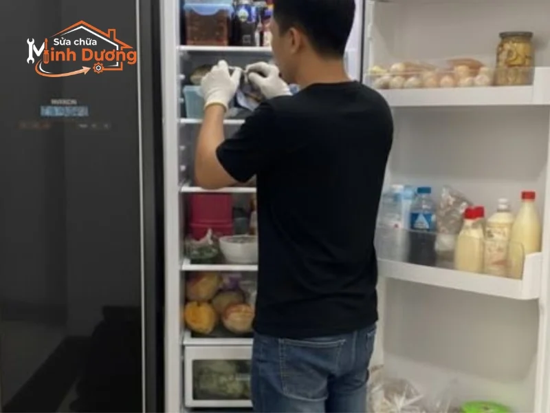 Thợ sửa tủ lạnh đông ngạc chạy xe máy linh hoạt qua đường Phạm Văn Đồng để đến nhà khách đúng giờ