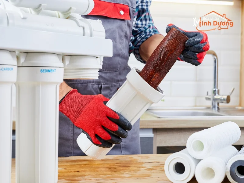 Kỹ thuật viên đo chỉ số tinh khiết của nước sau khi sửa chữa