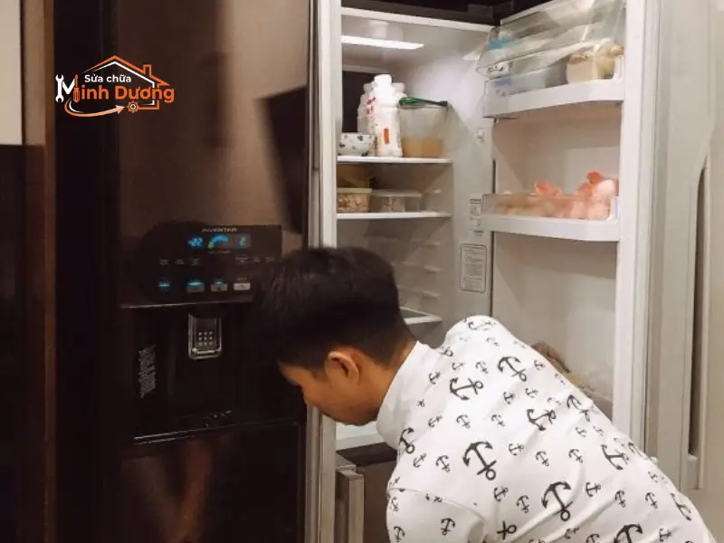 Quy trình dùng thảm lót cao su bảo vệ sàn gỗ khi sửa tủ lạnh tại Royal City