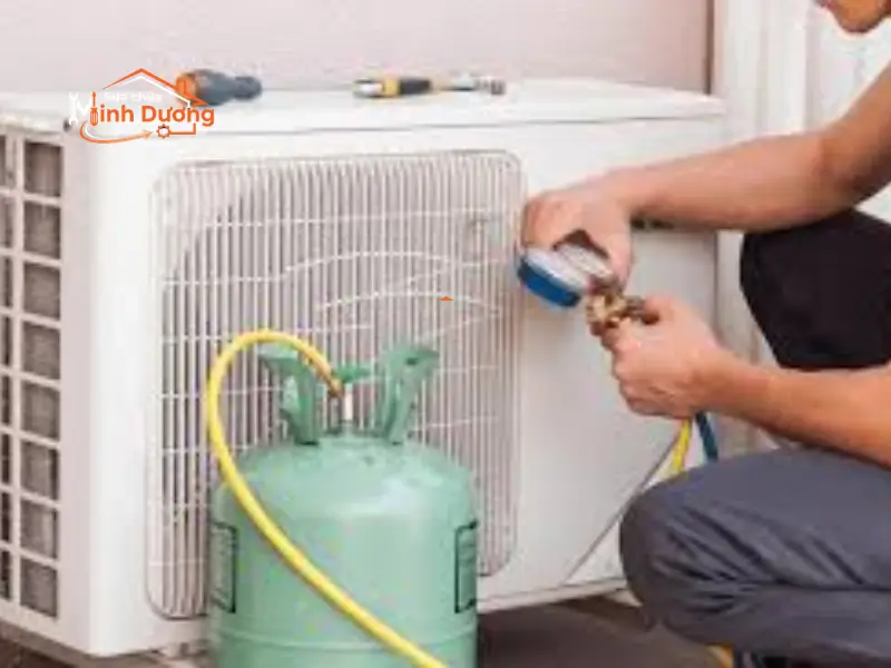 Thợ điện lạnh Minh Dương đo áp suất nạp gas điều hòa R32 chống đóng đá