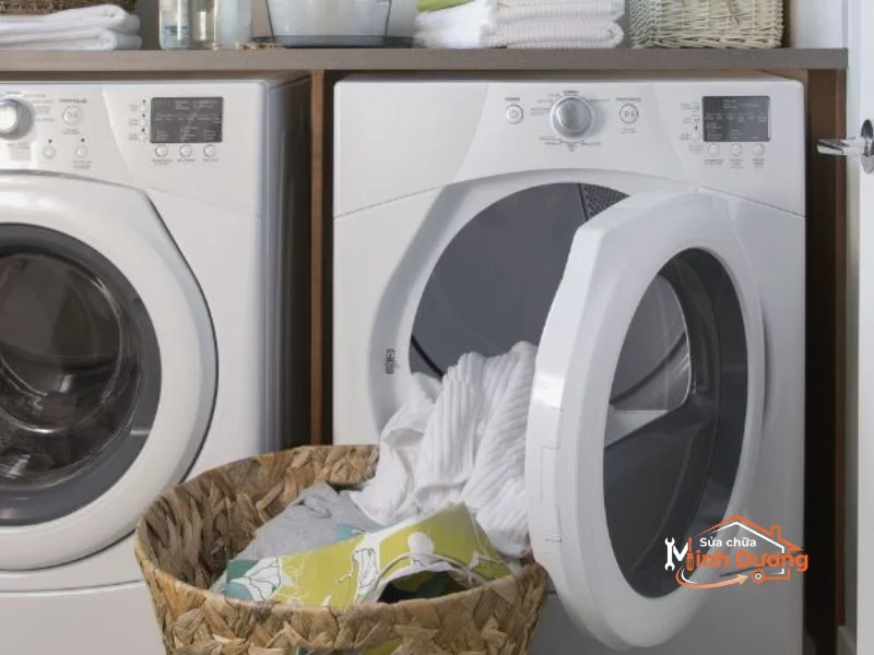 Kỹ thuật viên tư vấn mã lỗi máy giặt Miele và Bosch cho khách nước ngoài