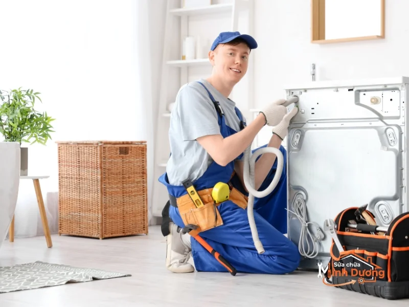 Kỹ thuật kéo máy giặt âm tủ không xước gỗ tại Udic Complex
