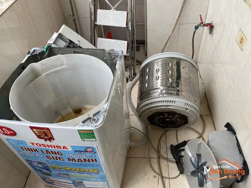 Thợ sửa máy giặt trực chiến tại sảnh Rose Town DV2 Ngọc Hồi