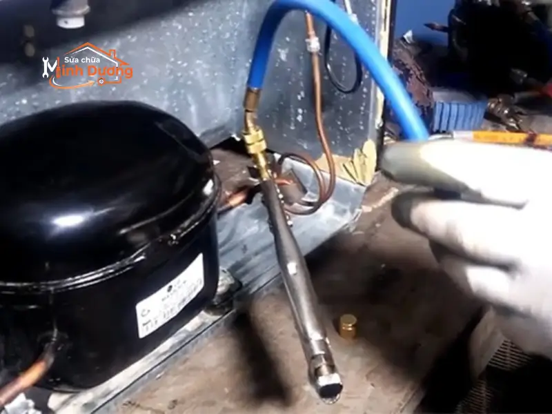 Kỹ thuật nạp gas tủ lạnh Inverter chuẩn định lượng tại Royal City