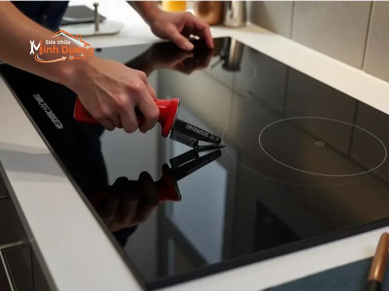 Quy trình sửa bếp từ sạch sẽ văn minh của Minh Dương Fix tại Royal City