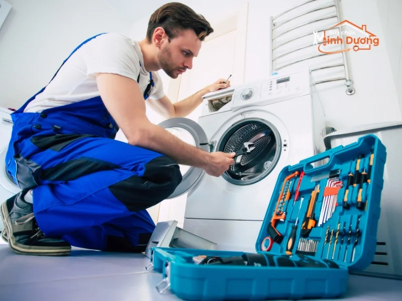 Thợ đang sửa bo mạch máy giặt Inverter tại nhà khách hàng