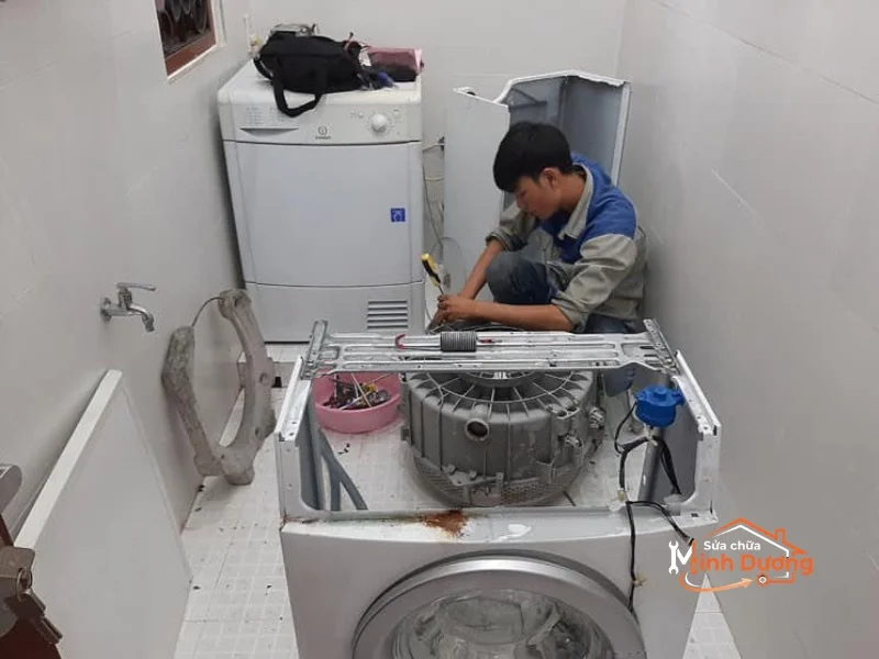 Thợ sửa máy giặt tại KĐT Pháp Vân Tứ Hiệp đang kiểm tra máy cho khách