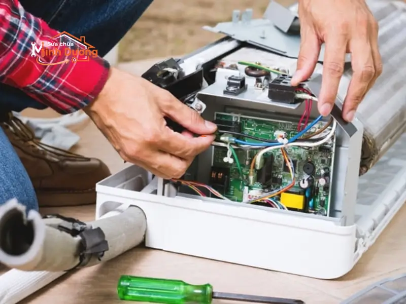 Chuyên gia đo xung điện sửa bo mạch điều hòa Inverter nháy đèn báo lỗi